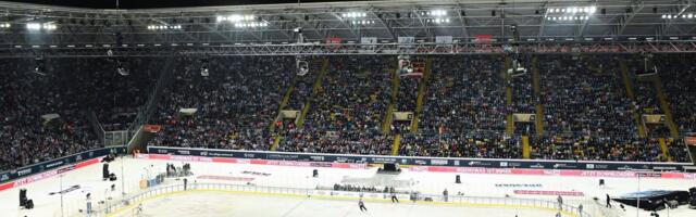 VIDEO | 32 000 fänni ja 12 külmakraadi. Saksa jäähokiliiga kohtumine peeti jalgpallistaadionil lageda taeva all 