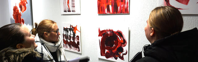 Väge ja varjundeid täis maalinäitus