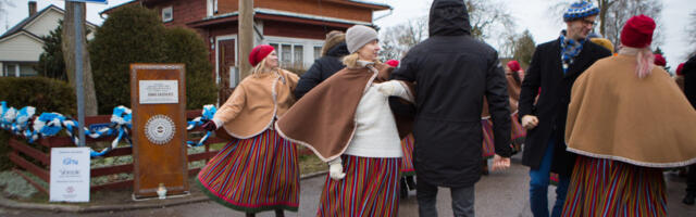 GALERII: Eesti rahvatantsu ema Anna Raudkats sai mälestustahvli