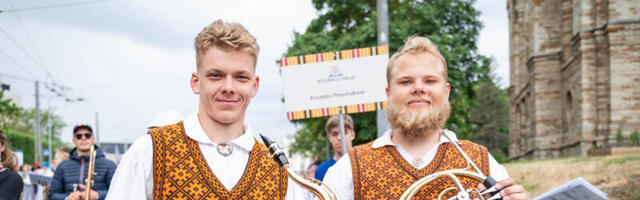 UKU AAS­RAND ja  MII­KAEL VA­TU­NEN tant­si­sid noor­te­peol, laul­sid,  män­gi­sid pil­li