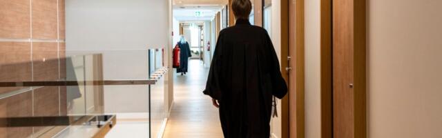 Karis kuulutas kõrgete ametnike palgakärpe seaduseks