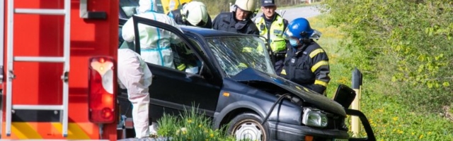 VIDEO JA FOTOD | Saaremaal sai kahe Volkswageni kokkupõrkes viga 86-aastane naine