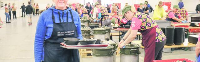 Kuu­sa­lu nais­ko­du­kaits­jad toit­lus­ta­sid noor­te­peo tant­si­jaid ja laul­jaid