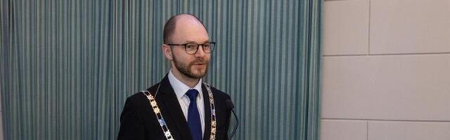 Volikogu valis arvukatest tehnikatõrgetest hoolimata ühel häälel Viljandi uueks linnapeaks Johan-Kristjan Konovalovi
