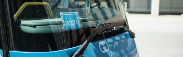 Pärnu maakonnaliini bussis häiris mees reisijaid, politsei kasutas tema kinnipidamiseks jõudu