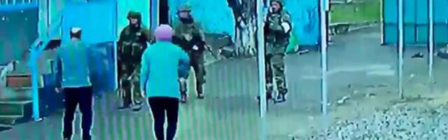 Vapper vanapaar viskas oma aiast välja relvastatud Vene sõdurid, kõlas ka hoiatuslask