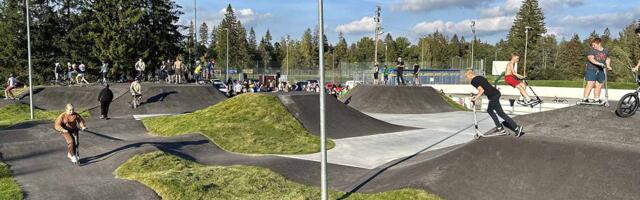 Kehra rulapargi avamisel oli rataste ja ruladega kohal rohkem kui 100 noort