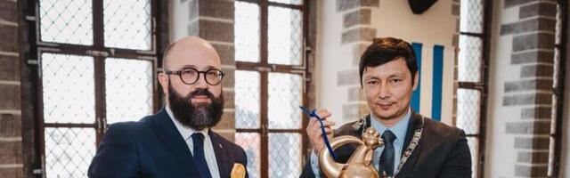 Ukraina suursaadik andis linnapeale üle Ukraina vastupanu sümboliseeriva jõuluehte