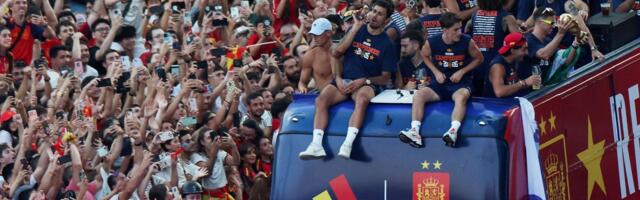 VIDEO | Kuldne Hispaania jalgpallikoondis naasis kodumaale. Võiduparaadil osales kaks miljonit inimest