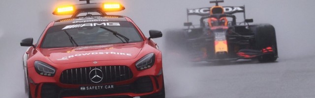 Turvaauto vedas Verstappeni võidule