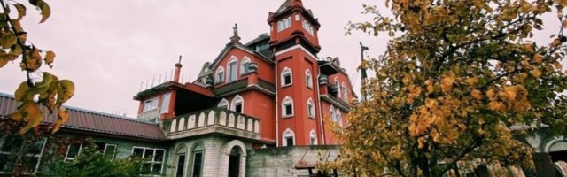 FOTOD | Leedu kõige imelikum maja: vana mees ehitas muljetavaldava lossi, kust ei puudu basseinid ning isegi troon
