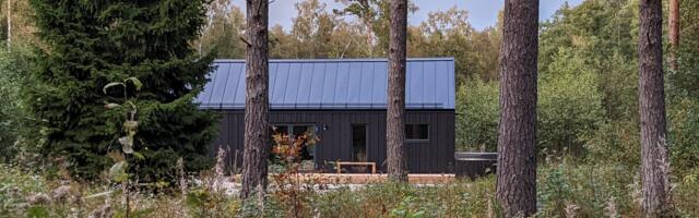 Võimas töö: looduslähedasest ja säästlikust suvekodust unistanud paar ehitas väga omapärase interjööriga maja