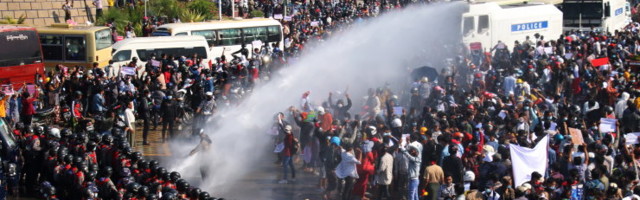 Myanmaris kasutas politsei tuhandete streikijate vastu veekahurit