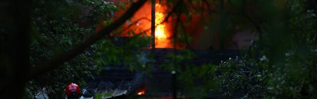 FOTOD JA VIDEO | Ohtralt suitsu: Põhja-Tallinnas põleb mahajäetud puitmaja FOTOD JA VIDEO | Ohtralt suitsu: Põhja-Tallinnas põleb mahajäetud puitmaja