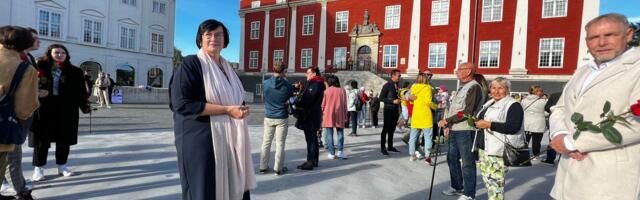 Narvalased protestivad Raekoja ees Katri Raigi linnapea ametist tagandamise vastu