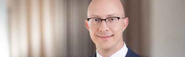 Eliitkooli avalik saladus: Tallinna prantsuse lütseumi õpetaja ahvatles aastaid noori tüdrukuid ja magas nendega. Kool peitis pea liiva alla