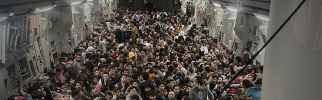 Šokeerivad fotod ja videod sadade Talibani eest põgenevate afgaanidega USA C-17 pardal