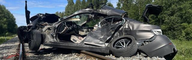 FOTOD SÜNDMUSKOHALT | Järvamaal hukkus rongi ja sõiduauto kokkupõrkes 20aastane mees