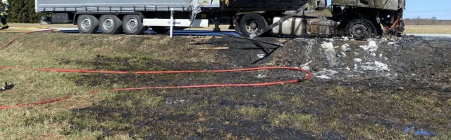 Tallinna-Tartu maanteel põles puidukoormaga veoauto