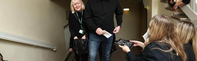 OTSEFOTOD | Florian Wahl annab kontserdi väljamüüdud Estonias. Saabujaid tervitavad laulikuid müüvad „kerjused“