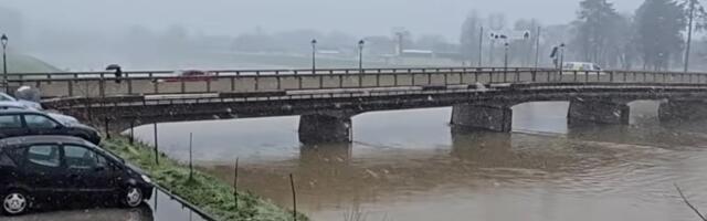 VODA PRETI DERVENTI! Ukrina raste iz sata u sat, poplavljena dvorišta i zgrade: Sve nadležne službe na nogama! (VIDEO)