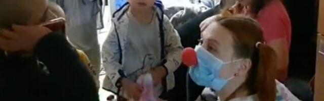 Liigutav hetk Kiievi lastehaigla põrgust: noor naine otsustas klounina lapsi rõõmustada