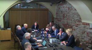 Grillipidu mitmes vaatuses