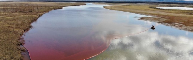 PUTIN ON PAHANE: suur kütusereostus värvis Siberis asuva jõe punaseks
