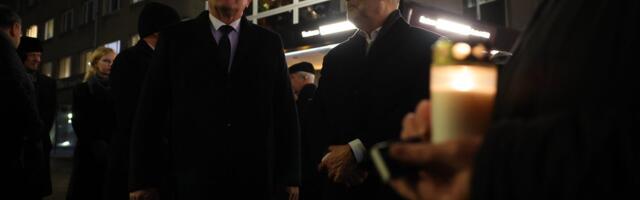 FOTOD | Tallinna vanalinnas süüdati märtsipommitamise ohvrite mälestuseks küünlad