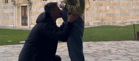 Naš glumac puca od sreće: U 46. godini dobio sina, a sad pozira sa 18 godina mlađom suprugom i ne krije radost