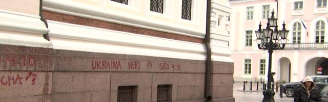 Reporter: Toompeal asuvale Aleksander Nevski katedraalile ilmus Butša massimõrvale viitav graffiti