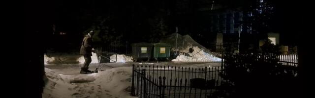 VIDEO ⟩ Koduta mees liigub libedaga ringi poest võetud ostukäruga