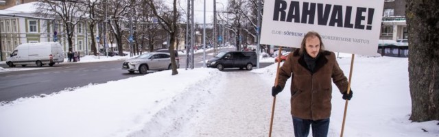 Varro Vooglaiu mõttekaaslased avaldavad KAPO maja juures meelt. "Sinisalu ja Parmas, kandideerige valimistel!"