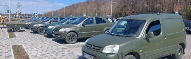 GALERII: MTÜ Toeta Ukrainat saadab võitlejatele maastureid