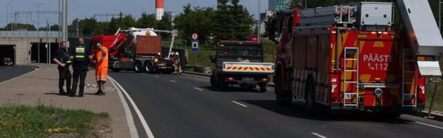 VIDEO ja FOTOD | Tallinnas Järvevana teel jäi veok kõrgusepiirdesse kinni, Ülemiste suunas on liiklus suletud