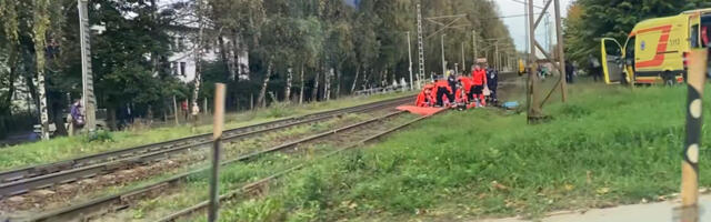 Riias sõitsid kaks tüdrukut elektrirolleriga rongile ette ja hukkusid