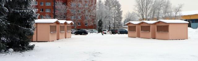 Kohtla-Järve linnaväljakuile teisaldatud turukioskid seisavad endiselt tühjalt