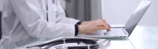 Uuring: üle saja ühes riigis arstitöö keelu saanud doktori jätkab tööd teises
