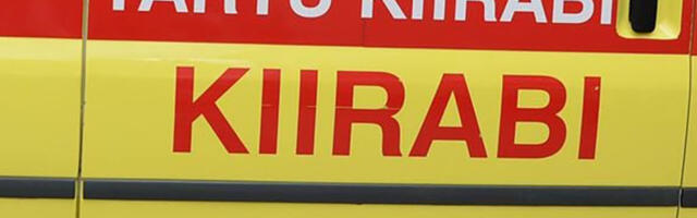 Tartus kukkus mootorrattaga sõitnud mees ja põrkas kokku mitme autoga, viidi haiglasse