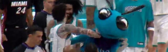 Bizaran "incident" u NBA: Lamelo Bol posle pobede dva puta pesnicom udario sopstvenu maskotu tokom proslave