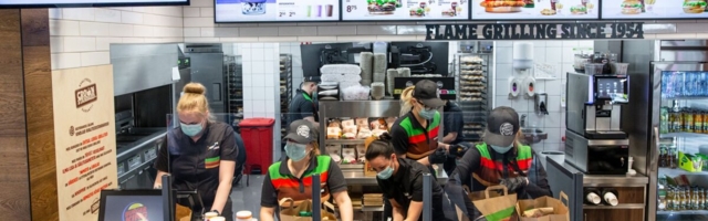 Kliendid jooksid Burger Kingile tormi