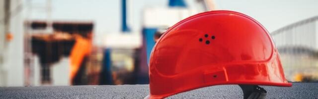 На Хийумаа в ходе работ по строительству крыши скончался мужчина