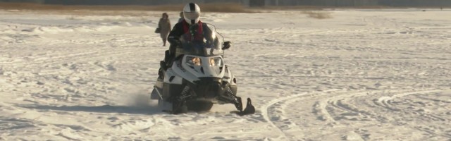 Reporter: Pärnu politsei patrullib merejääl mootorsaanidega