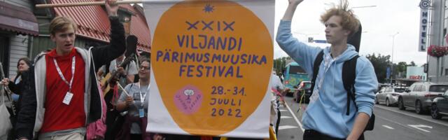 VÄLJAPOOLT LOSSIMÄGESID ALANUD RONGKÄIK  VIIS VILJANDI PÄRIMUSMUUSIKA FESTIVALI AVAMISENI