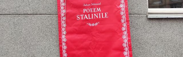 Smuuli bareljeefi juurde riputati plakat «Poeem Stalinile»