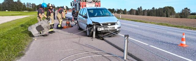 FOTOD | Viljandimaal sõitis auto teelt välja, juht viidi kontrolliks haiglasse