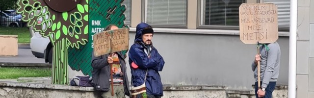 Foto: seltskond piketeeris RMK peamaja ees, aga ei tutvustanud end ega tahtnud suurt midagi