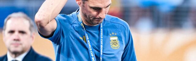 Argentina koondise peatreener lahkus kaotuse järel pressikonverentsilt pisarates. „Vabandan, see on väga valus“