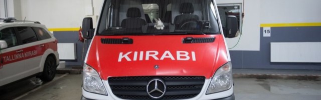 Tallinna suurhaigla kõrval sõitis auto üle mehe jala