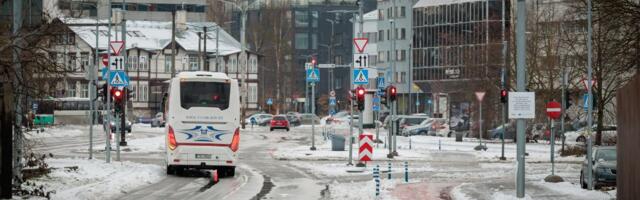 Lõuna-Eestisse jõuab hilisõhtul tihe lörts, ka Tallinn on öiseks lumesajuks valmis